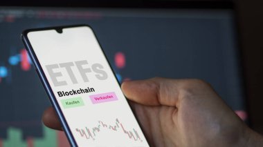 Aralık 2022. Bir yatırımcı Blockchain ETF fonunu telefon ekranındaki Blockchain-ETF 'lerde analiz eder. Almanca çeviri: Kaufen, Verkaufen: al, sat