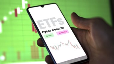 Aralık 2022. Bir yatırımcı siber güvenlik ETF fonunu telefon ekranında analiz ediyor. Almanca çeviri: Kaufen, Verkaufen, Siber Güvenlik satın al, sat, siber güvenlik