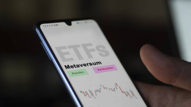 Aralık 2022. Bir yatırımcı, telefon ekranı Metaversum-ETF 'lerdeki metaevren ETF fonunu analiz eder. Almanca metin: Kaufen, Verkaufen, Metaversum alım-satım, metaevren