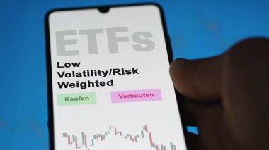 Aralık 2022. Bir yatırımcı, Düşük Volatilite / Riskli ETF fonunu telefon ekranında analiz eder. Düşük Volatilite / Riskli Ağırlıklı ETF 'ler. Almanca çeviri: Kaufen, Verkaufen: al, sat