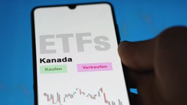 Aralık 2022. Bir yatırımcı Kanada ETF fonunu telefon ekranında analiz eder. Almanca çeviri: Kaufen, Verkaufen, Kanada al, sat, Kanada