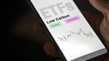 Aralık 2022. Bir yatırımcı düşük karbonlu ETF fonunu düşük karbonlu ETF ekranında analiz eder. Almanca çeviri: Kaufen, Verkaufen: al, sat