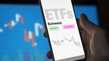 Aralık 2022. Bir yatırımcı İsviçre ETF fonunu telefon ekranında analiz ediyor. Almanca metin: Kaufen, Verkaufen, Schweiz satın al, sat, İsviçre
