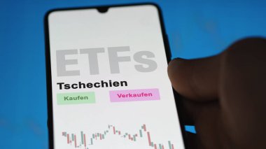 Aralık 2022. Bir yatırımcı, telefon ekranı Tschechien-ETF 'de Çek Cumhuriyeti ETF fonunu analiz ediyor. Almanca metin: Kaufen, Verkaufen, Tschechien, Çek Cumhuriyeti