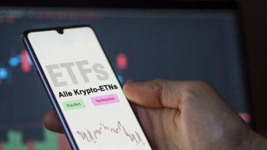 Aralık 2022. Bir yatırımcı tüm şifreli ETNs ETF fonunu telefon ekranı Alle Krypto-ETN 'de analiz eder. Almanca çeviri: Kaufen, Verkaufen, Alle Krypto-ETNs hepsi şifreli ETN 'ler