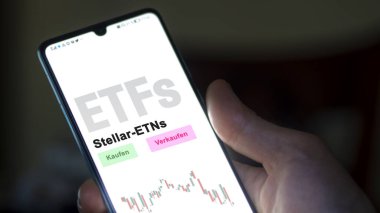 Aralık 2022. Bir yatırımcı Stellar-ETN 'lerin ETF fonunu telefon ekranında analiz eder. Almanca çeviri: Kaufen, Verkaufen, Stellar-ETN 'ler satın al-sat, Stellar ETN' ler