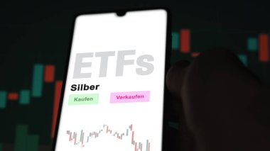 Aralık 2022. Bir yatırımcı Silber 'da Silver ETF fonunu analiz ediyor. Almanca metin: Kaufen, Verkaufen, Silber al, sat, Silver