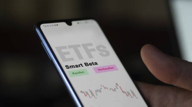 Aralık 2022. Bir yatırımcı, Smart Beta-ETF 'lerdeki akıllı beta ETF fonunu analiz eder. Almanca çeviri: Kaufen, Verkaufen: al, sat