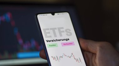 Aralık 2022. Bir yatırımcı telefon ekranı Versicherungs-ETF 'lerdeki sigorta fonunu analiz eder. Almanca metin: Kaufen, Verkaufen, Versicherungs satın al, sat, sigorta