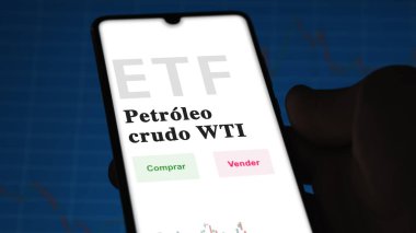 Etf fonunu analiz eden bir yatırımcı. İspanyolca ETF metni: WTI ham petrol, satın al, sat.