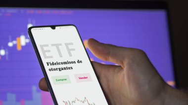 Etf fonunu analiz eden bir yatırımcı. İspanyolca ETF metni, bağışçılar güveniyor, alıyor, satıyor.