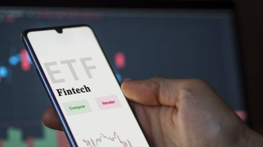 Etf fonunu analiz eden bir yatırımcı. İspanyolca ETF metni: fintech, al, sat.
