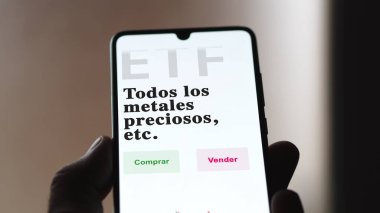 Etf fonunu analiz eden bir yatırımcı. İspanyolca ETF metni: tüm değerli metaller ETC 'ler, satın al, sat.
