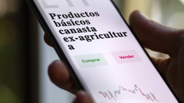 Etf fonunu analiz eden bir yatırımcı. İspanyolca ETF metni: emtia sepeti eski tarım, satın al, sat.