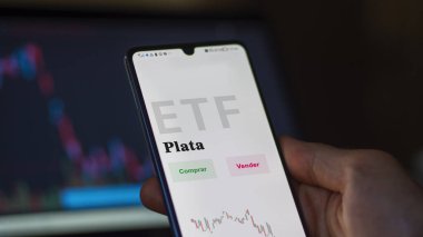 Etf fonunu analiz eden bir yatırımcı. İspanyolca ETF metni: gümüş, satın al, sat.