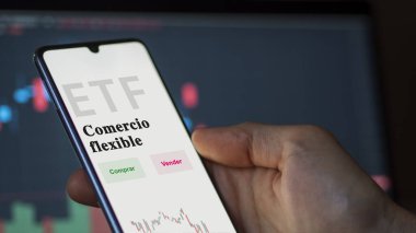 Etf fonunu analiz eden bir yatırımcı. İspanyolca ETF metni: Esnek ticaret, satın alma ve satma.