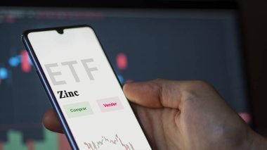 Etf fonunu analiz eden bir yatırımcı. İspanyolca ETF metni: çinko, satın al, sat.