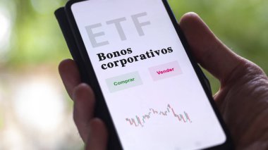 Etf fonunu analiz eden bir yatırımcı. İspanyolca ETF metni: şirket tahvilleri, satın al-sat.