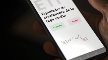 Etf fonunu analiz eden bir yatırımcı. İspanyolca ETF metni: orta kapasite büyüme öz sermayesi, satın al, sat.