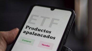 Etf fonunu analiz eden bir yatırımcı. İspanyolca ETF metni: kaldıraçlı ürünler, satın al, sat.