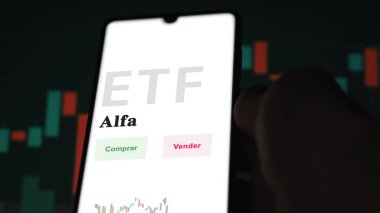Etf fonunu analiz eden bir yatırımcı. İspanyolca ETF metni: alfa arama, satın alma ve satma.