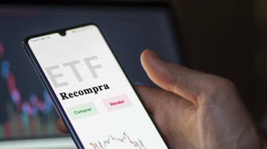 Etf fonunu analiz eden bir yatırımcı. İspanyolca ETF metni: satın alma, satın alma ve satma.