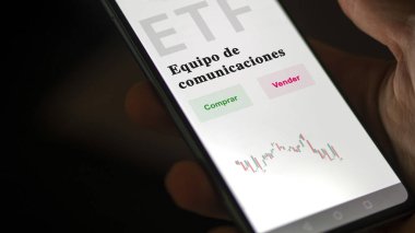 Etf fonunu analiz eden bir yatırımcı. İspanyolca ETF metni: iletişim ekipmanları, satın alma ve satma.