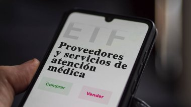 Etf fonunu analiz eden bir yatırımcı. İspanyolca ETF metni: sağlık hizmeti sağlayıcıları ve hizmetleri, satın al-sat.