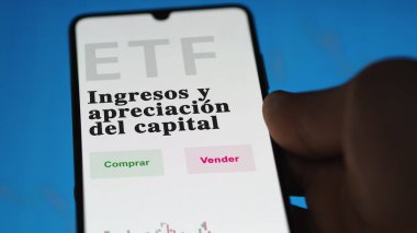Etf fonunu analiz eden bir yatırımcı. İspanyolca ETF metni: gelir ve Sermaye Değerlendirme, satın alma ve satma.