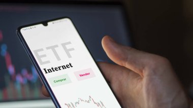 Etf fonunu analiz eden bir yatırımcı. İspanyolca ETF metni: İnternet, satın alma ve satma.