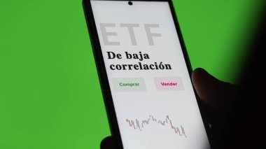 Etf fonunu analiz eden bir yatırımcı. İspanyolca ETF metni: düşük korelasyon, satın al ve sat.