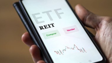Etf fonunu analiz eden bir yatırımcı. İspanyolca ETF metni: REIT, satın al, sat.