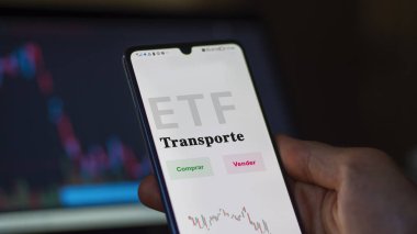 Etf fonunu analiz eden bir yatırımcı. İspanyolca ETF metni: ulaşım, satın alma ve satma.