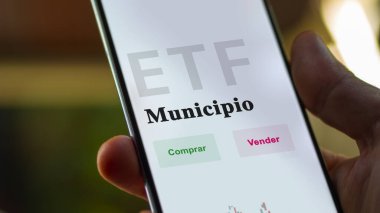 Etf fonunu analiz eden bir yatırımcı. İspanyolca ETF metni: muni, al, sat.