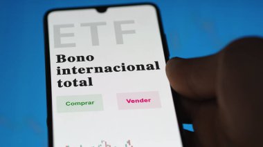Etf fonunu analiz eden bir yatırımcı. İspanyolca ETF metni: toplam uluslararası tahvil, satın al ve sat.