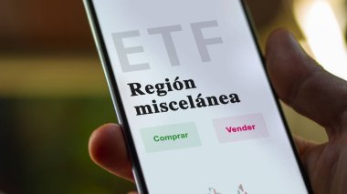 Etf fonunu analiz eden bir yatırımcı. İspanyolca ETF metni: muhtelif bölge, satın al, sat.
