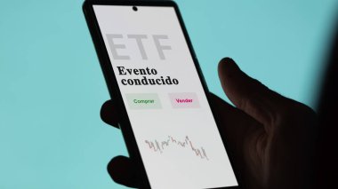 Etf fonunu analiz eden bir yatırımcı. İspanyolca ETF metni: etkinlik güdümlü, satın al ve sat.