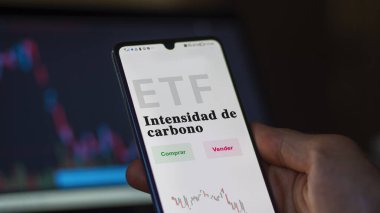 Etf fonunu analiz eden bir yatırımcı. İspanyolca ETF metni: karbon yoğunluğu, satın alma ve satma.