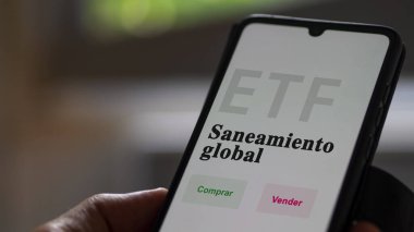 Etf fonunu analiz eden bir yatırımcı. İspanyolca ETF metni: küresel sağlık hizmetleri, satın al-sat.