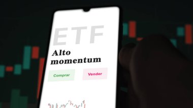 Etf fonunu analiz eden bir yatırımcı. İspanyolca ETF metni: yüksek momentum, satın al, sat.