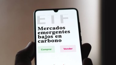 Etf fonunu analiz eden bir yatırımcı. İspanyolca ETF metni: yükselen pazarlar düşük karbon, satın al ve sat.
