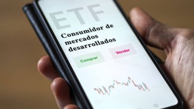 Etf fonunu analiz eden bir yatırımcı. İspanyolca ETF metni: gelişmiş pazar tüketicisi, satın alma ve satma.
