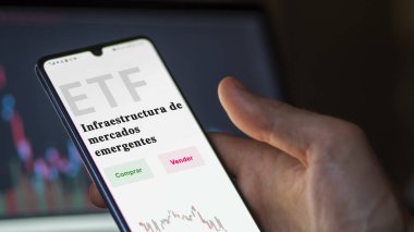 Etf fonunu analiz eden bir yatırımcı. İspanyolca ETF metni: yükselen pazar altyapısı, satın al ve sat.