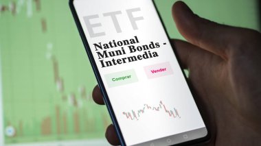 An investor analyzing an etf fund. ETF text in Spanish : national muni bonds - intermediate, buy, sell.