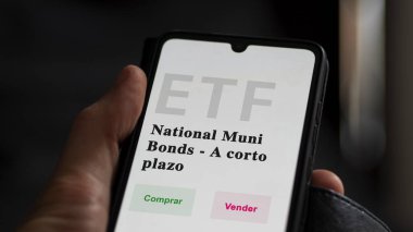 An investor analyzing an etf fund. ETF text in Spanish : national muni bonds - short term, buy, sell.