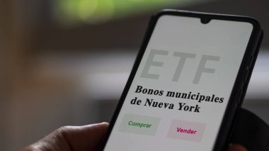 An investor analyzing an etf fund. ETF text in Spanish : new york muni bonds, buy, sell.