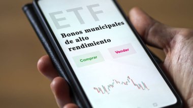 Etf fonunu analiz eden bir yatırımcı. İspanyolca ETF metni: yüksek verimli muni tahviller, satın al, sat.