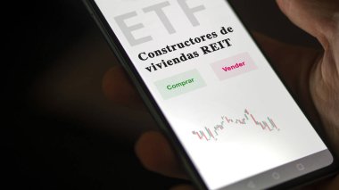 Etf fonunu analiz eden bir yatırımcı. İspanyolca ETF metni: ev inşaatçıları REITs, satın al, sat.