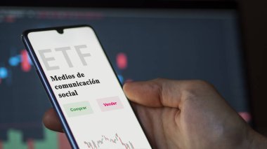 Etf fonunu analiz eden bir yatırımcı. İspanyolca ETF metni: sosyal medya, satın al, sat.