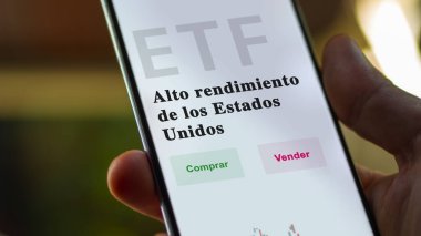 Etf fonunu analiz eden bir yatırımcı. İspanyolca ETF metni: ABD Yüksek Verimi, Satın Alma ve Satma.